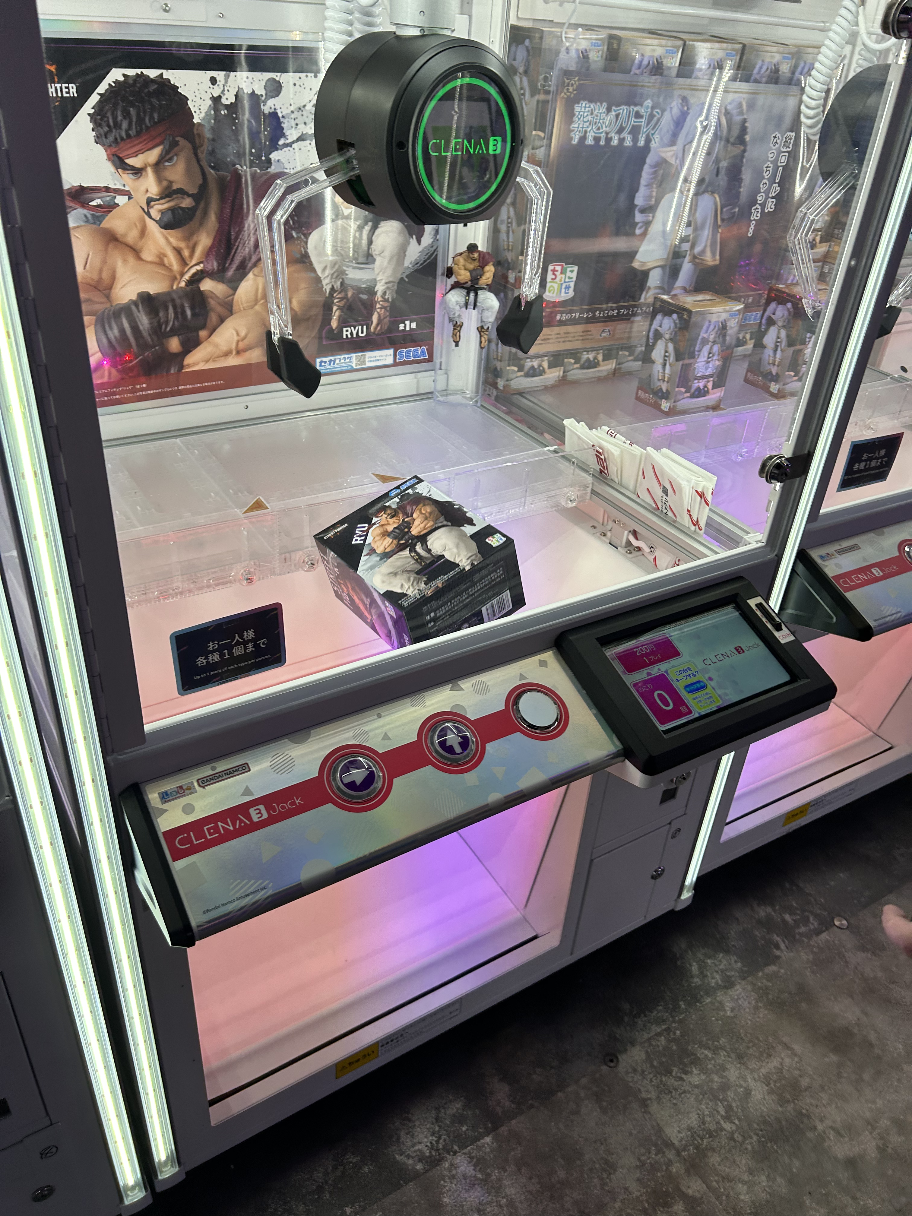 Image d'une figurine en plein milieu de sa chute après une victoire dans une machine à pince